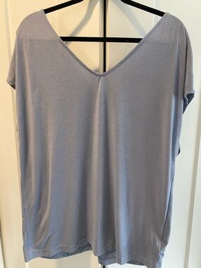 GAP Fit V-Neck Short Sleeve Top in Light Blue Lavender